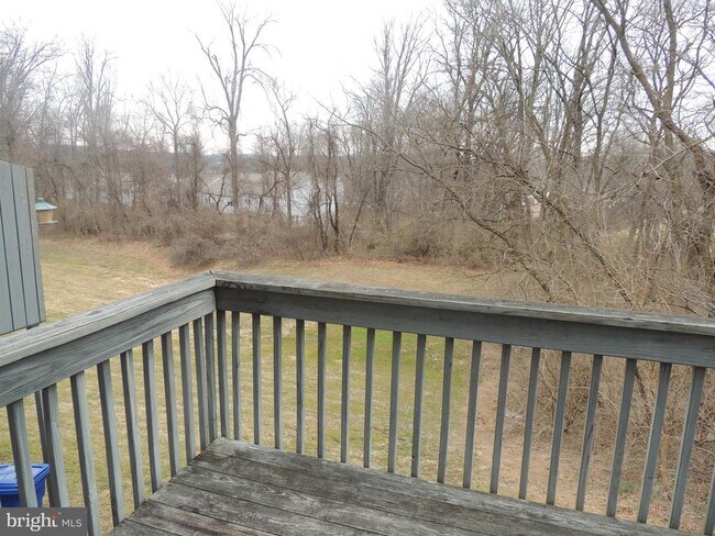 Foto del edificio - 404 Pinebrooke Cir