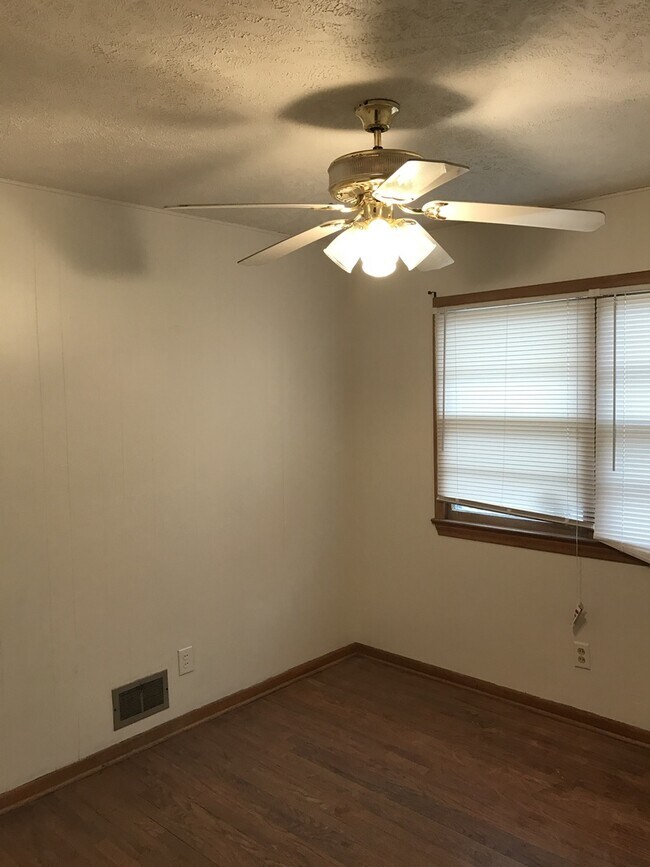 Foto del edificio - Coming Soon! Three bed with attached garage