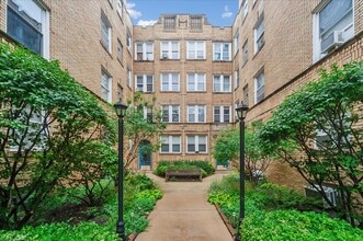 Building Photo - 844 W Ainslie St