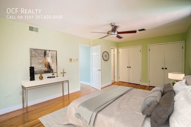 Building Photo - Spacious Three Bed Society Hill Townhouse