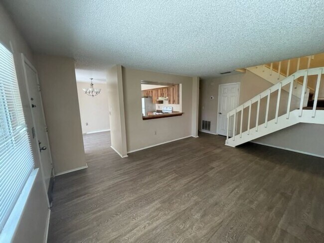 Foto del edificio - FOR RENT!! CUTE AND COZY WITH GARAGE... RECENLTY UPDATED