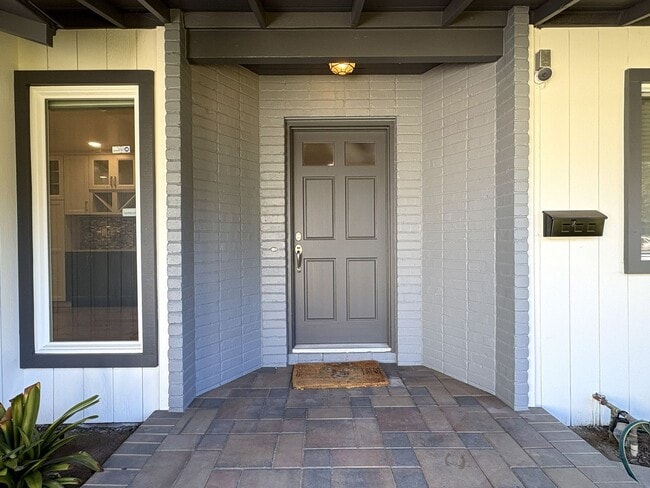 Foto del edificio - Charming Sunnyvale Home with Modern Upgrades, Spacious Layout & Lush Yard