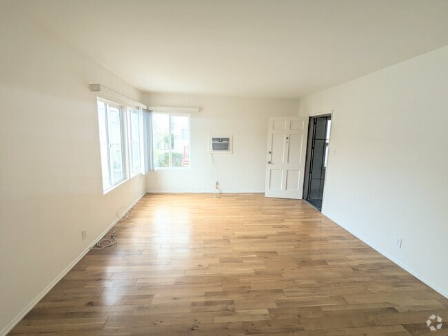 Building Photo - 327 N Mariposa Ave