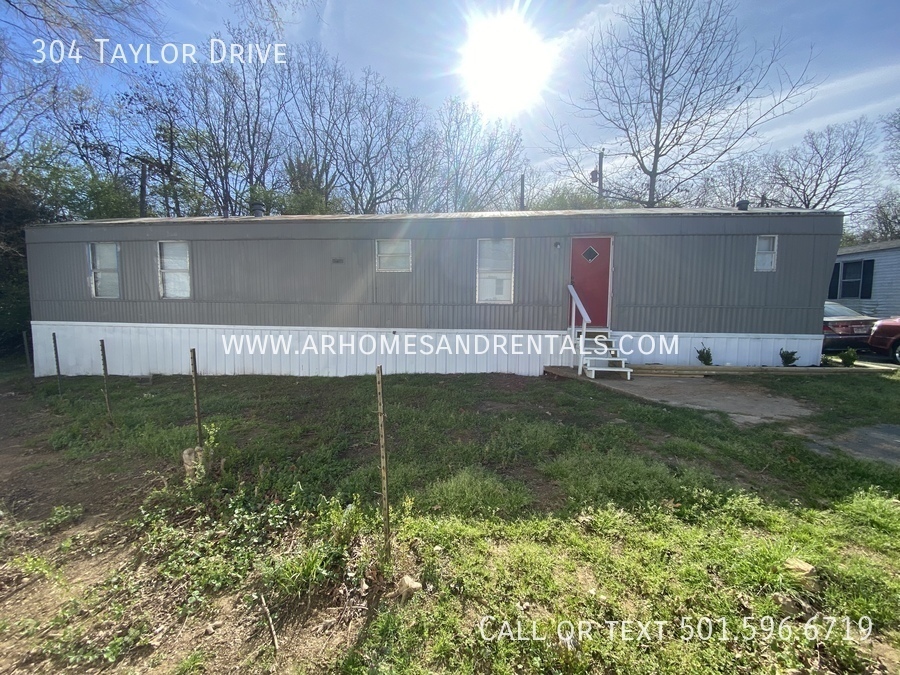 Foto principal - 304 Taylor Drive | $795 | 2 beds, 2 full b...