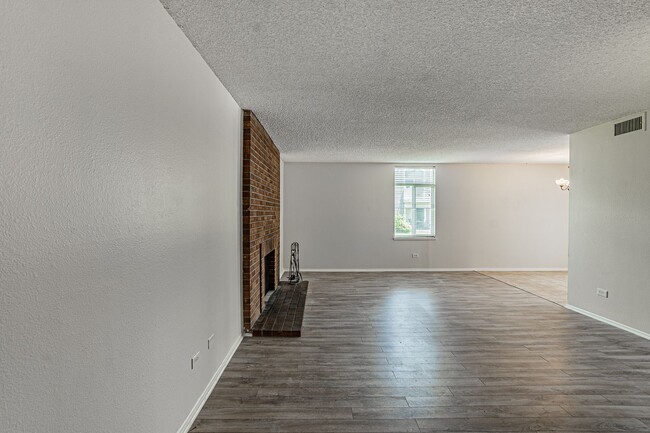 Building Photo - Cozy 2 Bed 2 Bath Condo on the main floor ...