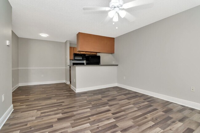 Building Photo - Water Front 1 Bedroom 1 Bath Condo for Rent in Brandon - 2nd Floor - Incredible Views