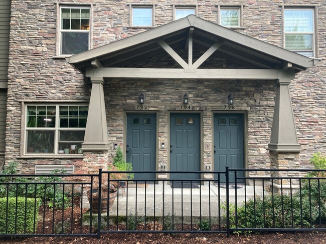 Building Photo - 792 NE Adwick Dr