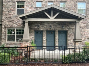 Building Photo - 792 NE Adwick Dr