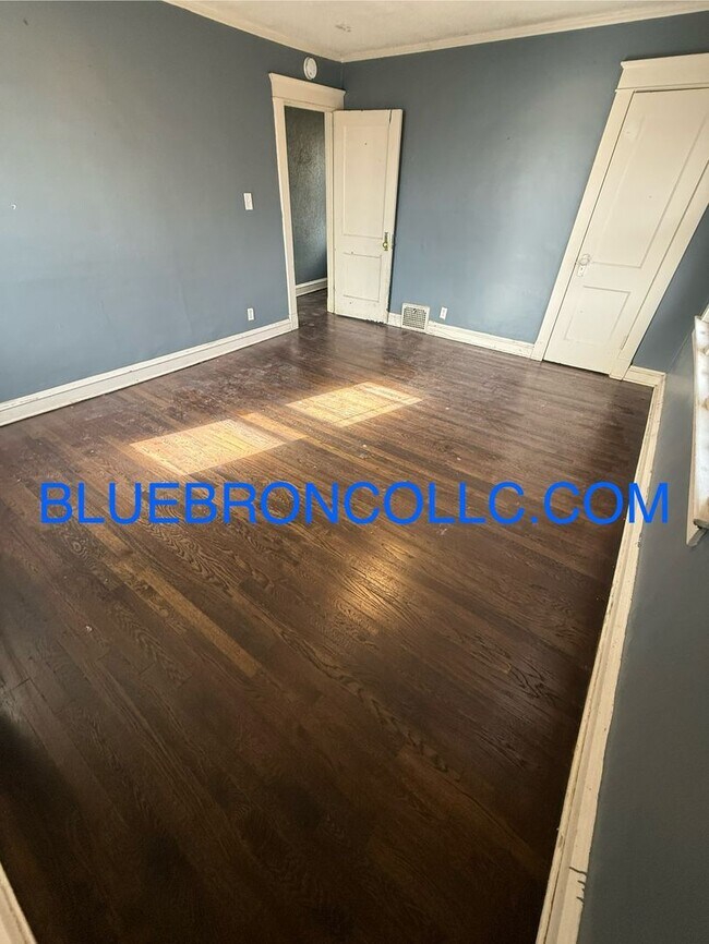 Building Photo - Must see beautiful house in northeast KC!