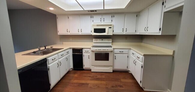 Foto del edificio - 3717 Deer Forest Dr