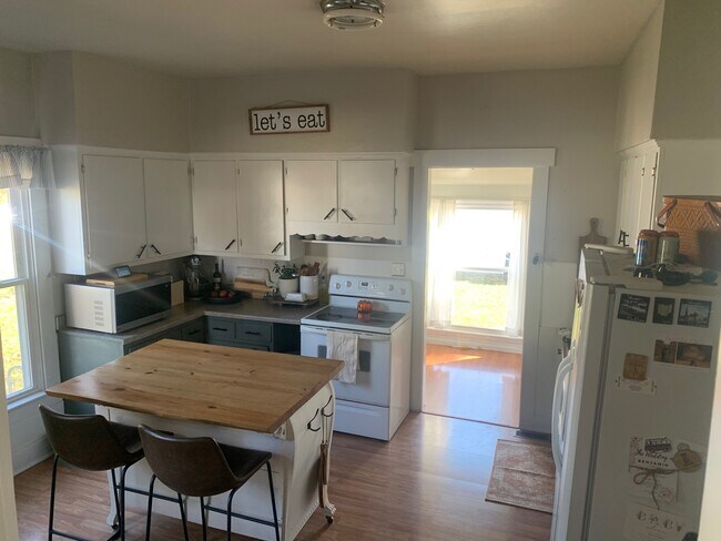 Kitchen - 115 Western Ave