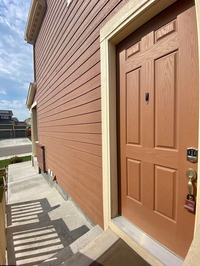Building Photo - Beautiful Apartment in Thornton