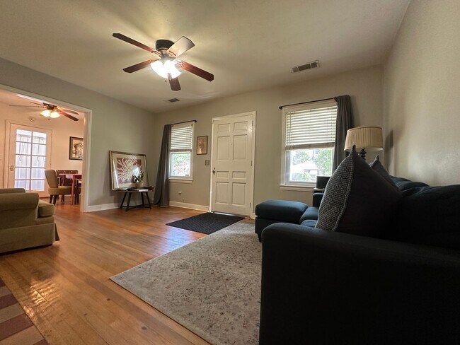 Building Photo - 3 BED | 1 BATH | SPACIOUS GATED BACKYARD |...