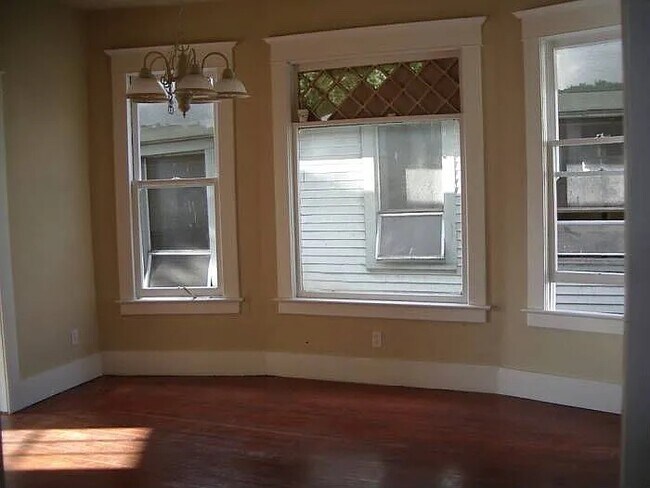 Dining area - bay window - 718 23rd Ave