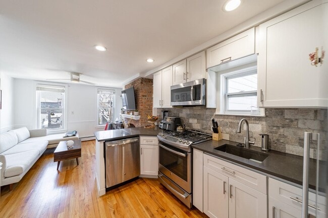 Building Photo - 466 Monmouth St