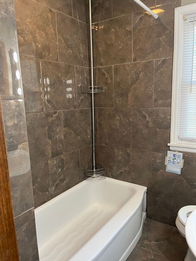 Building Photo - 868 20th Ave SE