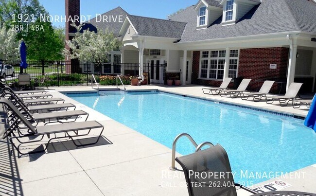 Building Photo - Beautiful Townhome in Brookfield!