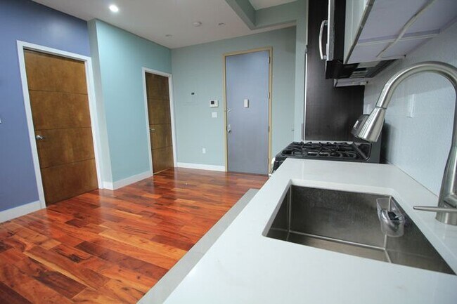 Foto del edificio - 641 Central Ave