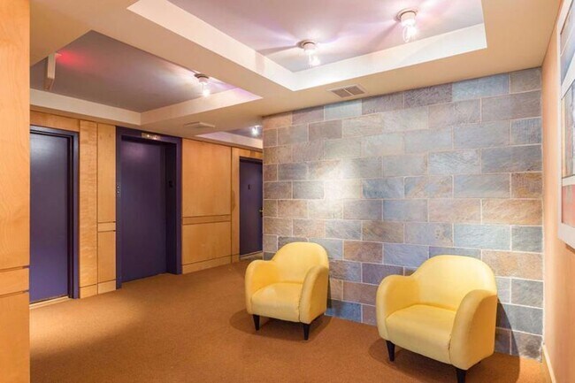 Foto del edificio - 320 Hammond Pond Pkwy