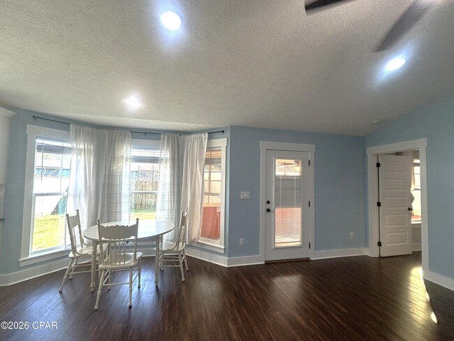 Foto del edificio - 8213 Singletary St