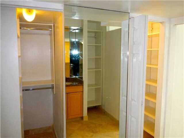 Building Photo - 300 Bayview Dr