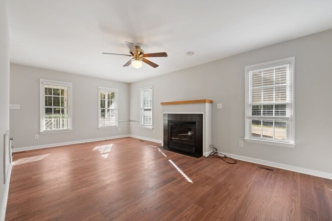 Building Photo - UPDATED 3 BR + Den Home w/ Workshop, RV Pa...