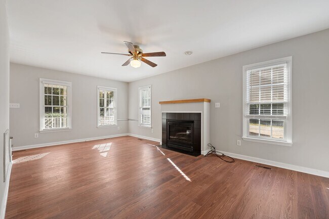 Foto del edificio - UPDATED 3 BR + Den Home w/ Workshop, RV Pa...