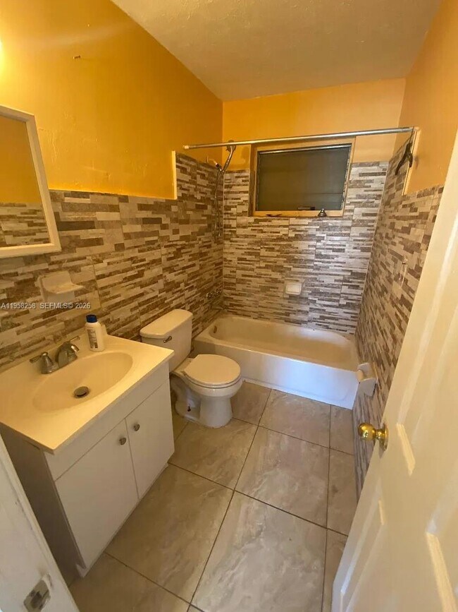 Foto del edificio - 43 NW 183rd Terrace