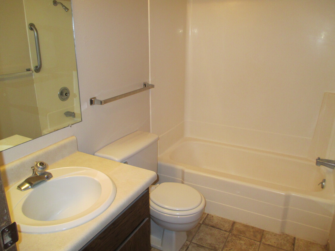 BATHROOM - 480 W Main St