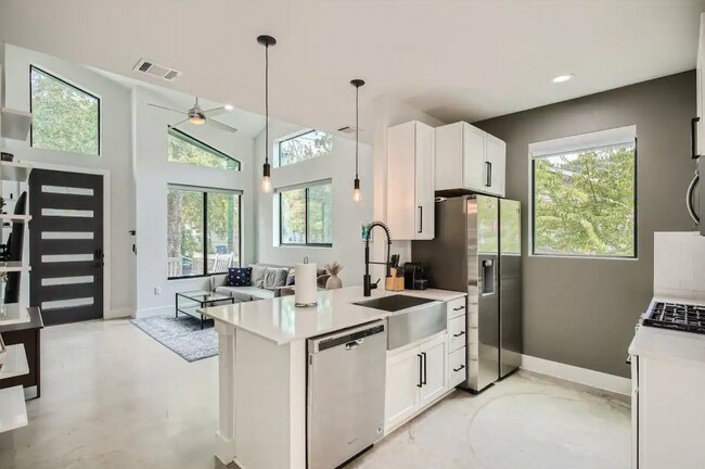 Foto del edificio - 2932 E 13th St