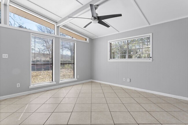 Foto del edificio - Charming 3-Bedroom Home in the Heart of Ocean Springs!