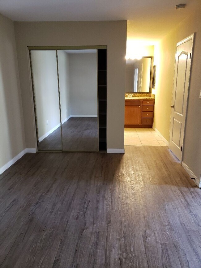 Building Photo - 1 Bedroom 1 Bath Downstairs Corner Unit wi...