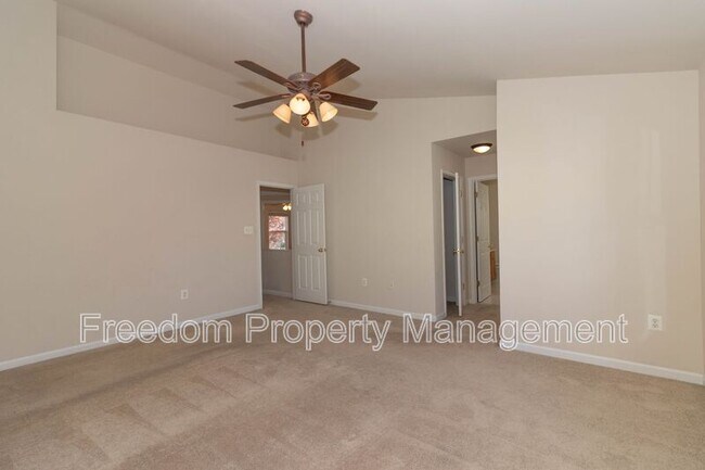 Foto del edificio - 6758 Sutton Oaks Way