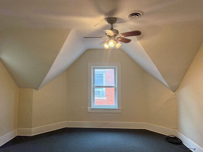 Foto del edificio - 337 W 6th St