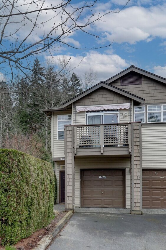 Foto principal - Luxury living in this spacious upper floor...