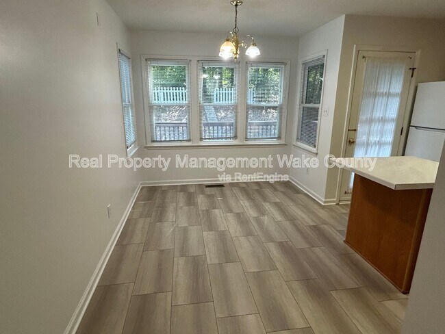 Foto del edificio - 1811 Kelly Glen Dr