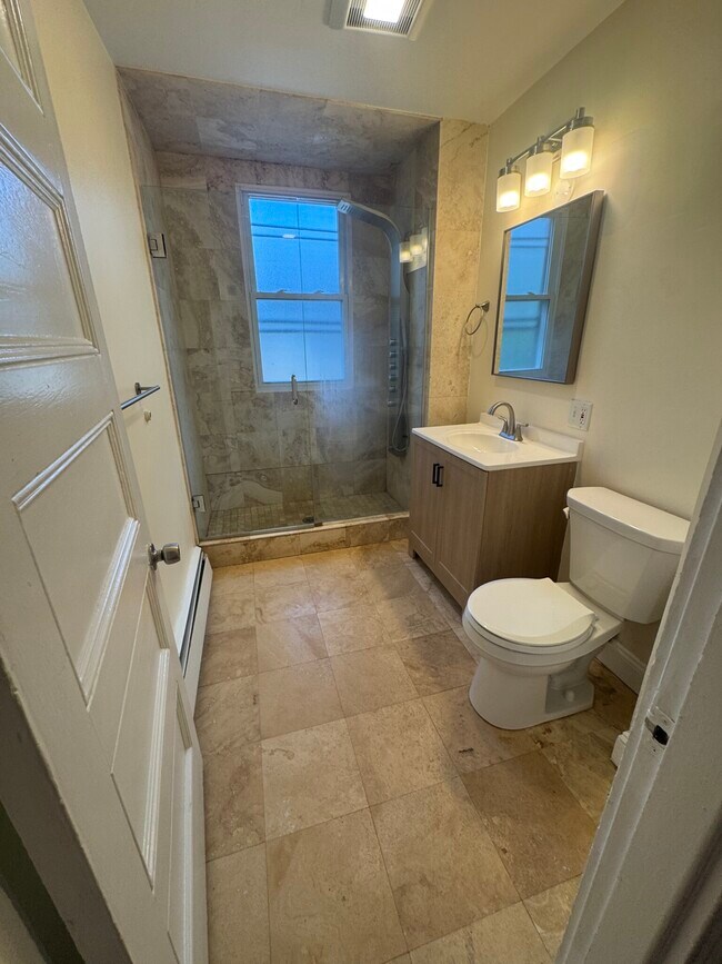 Foto del edificio - 64 Fisher Ave