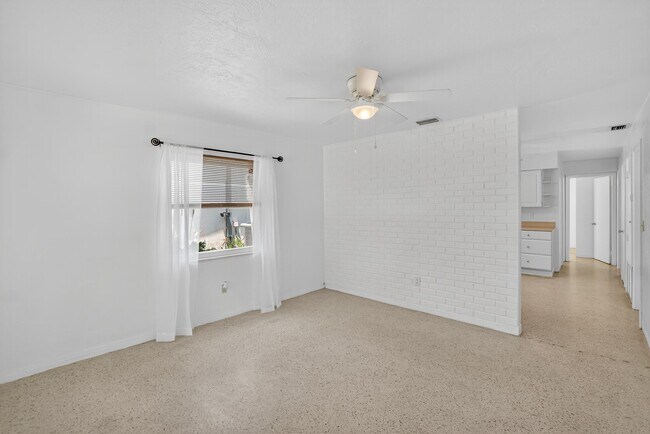 Building Photo - 2877 32nd Ave N