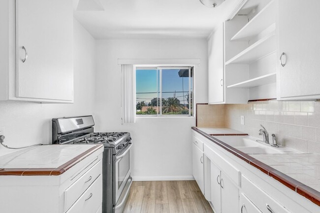 Foto del edificio - 6120 Radford Ave