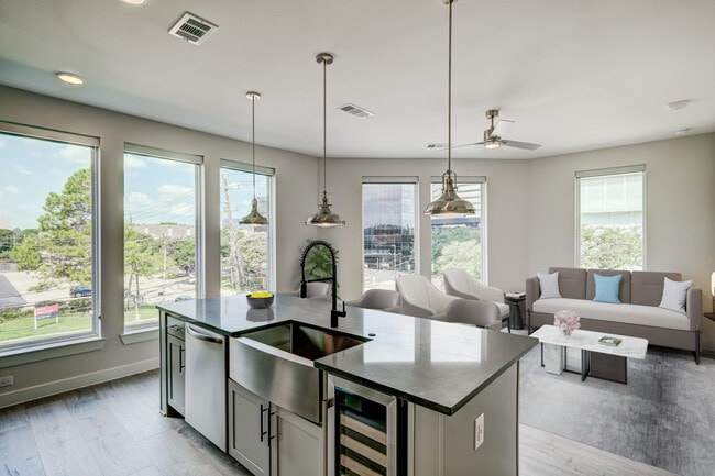 Building Photo - Spacious & Stylish Apt in Prime Galleria Area