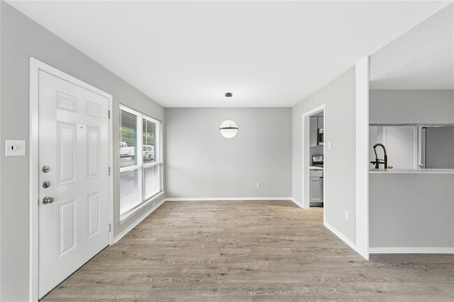 Building Photo - 2618 Ektom Dr