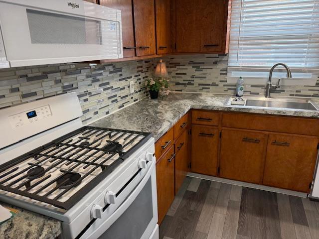 Kitchen w appliances - 4867 N Bailey Ave