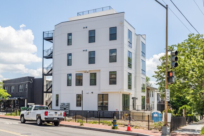 Foto alternativa - 930 Kennedy St NW