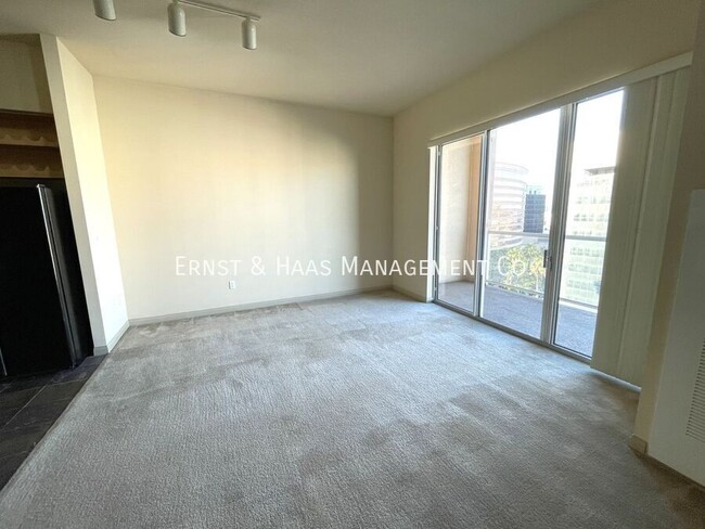 Foto del edificio - Luxury Urban High Rise Condo with City Views!