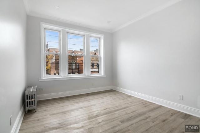 Foto del edificio - 3 bedroom in Brooklyn NY 11212