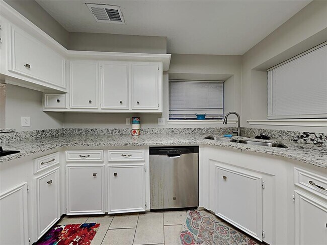 Building Photo - 2026 Lakeville Dr