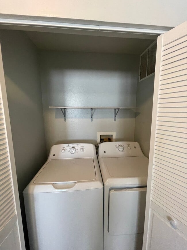 Building Photo - Beautiful 2 Bedroom 1 Bathroom Apartment L...