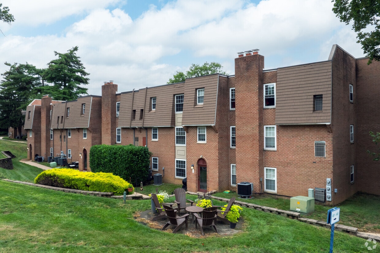 Primary Photo - Meadowbrook Apartments