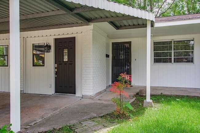 Foto del edificio - 4205 Ember Ln