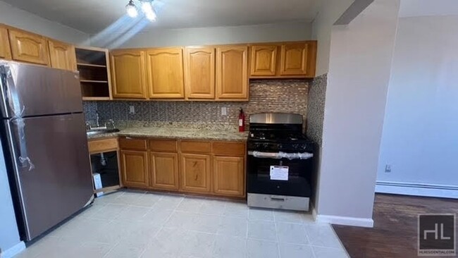 Foto del edificio - FRESHLY  RENOVATED 3 BEDROOMS/2 FULL BATHR...